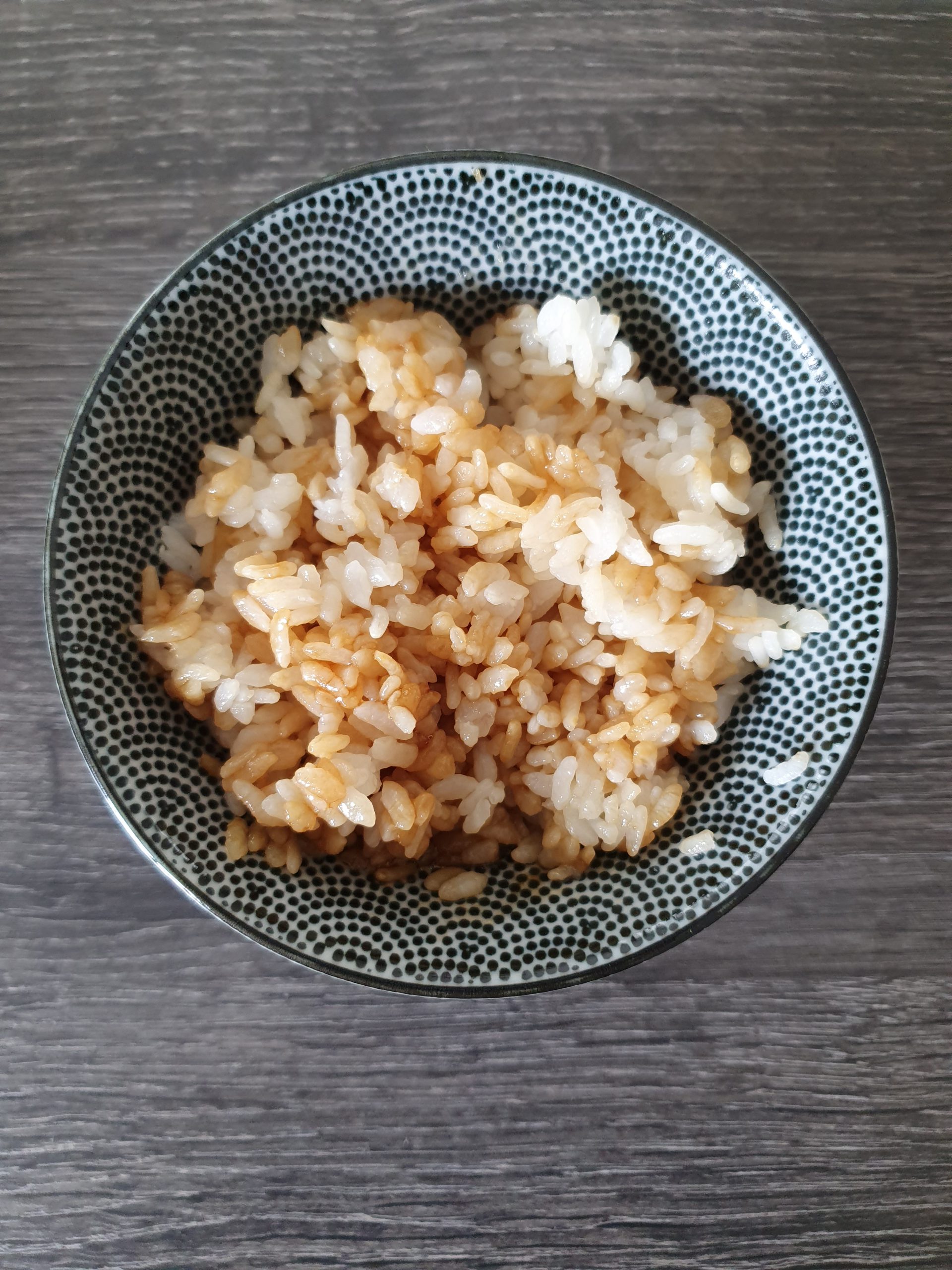 Riz japonais, beurre et sauce soja