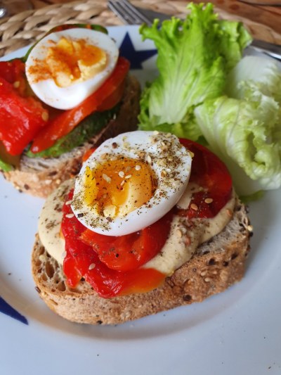 Tartine houmous avocat poivron