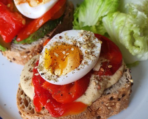 Tartine houmous avocat poivron