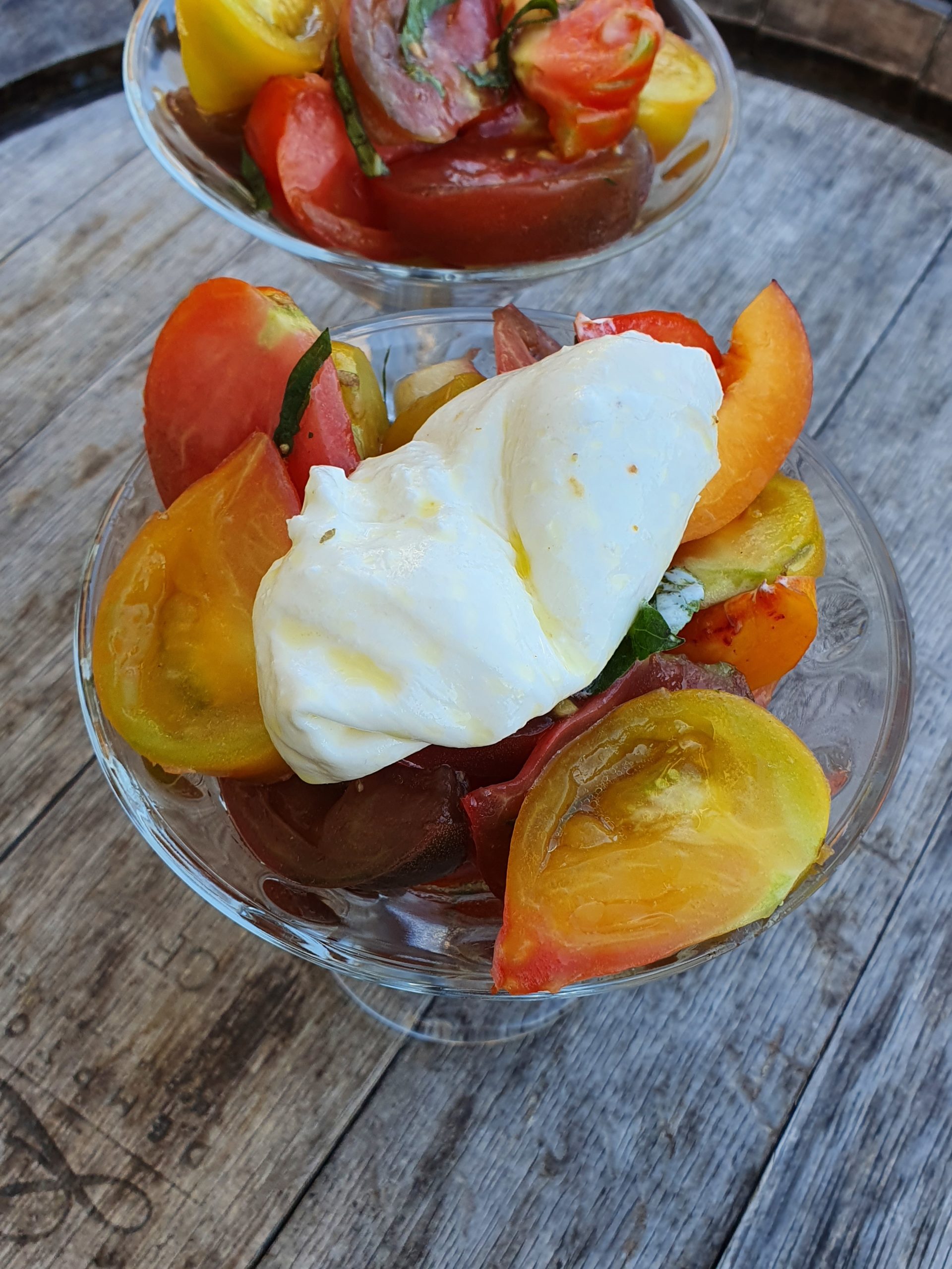 Salade tomates, pêches & burrata