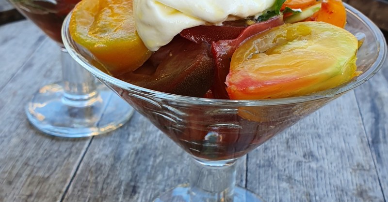 Salade tomates pêche et burrata