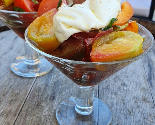 Salade tomates pêche et burrata