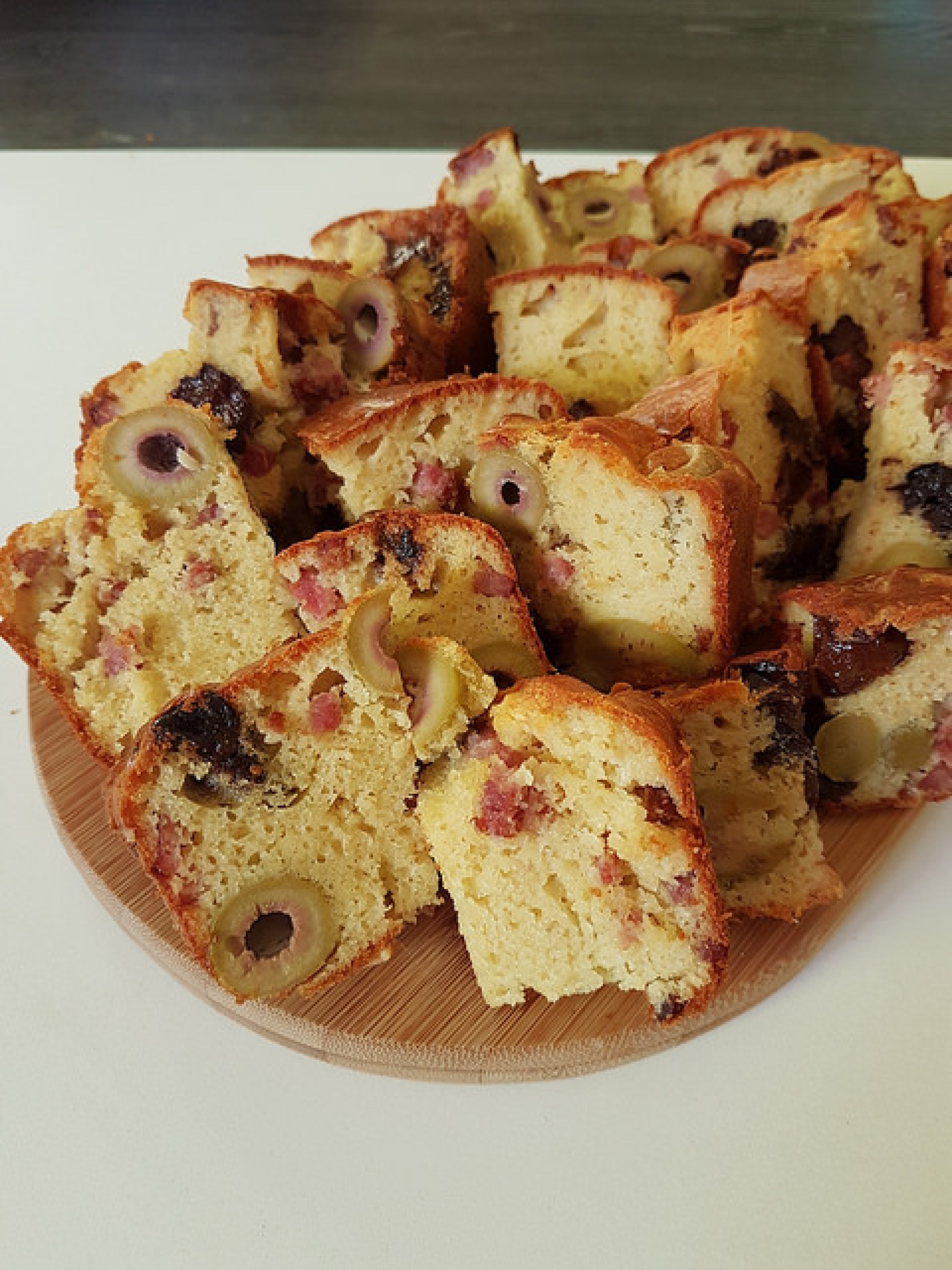 Cake aux olives, pruneaux et lardons