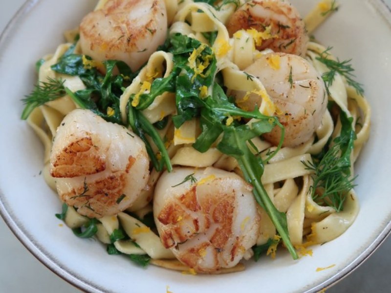Tagliatelles aux noix de Saint Jacques, beurre d’agrumes à l’aneth