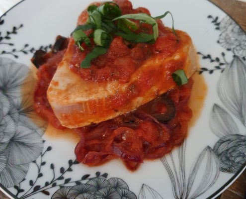 Pavé de thon, sauce tomate olive basilic