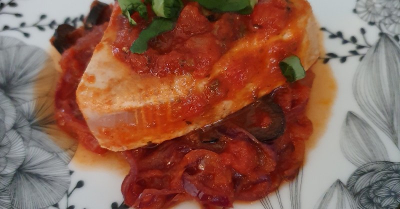 Pavé de thon, sauce tomate olive basilic