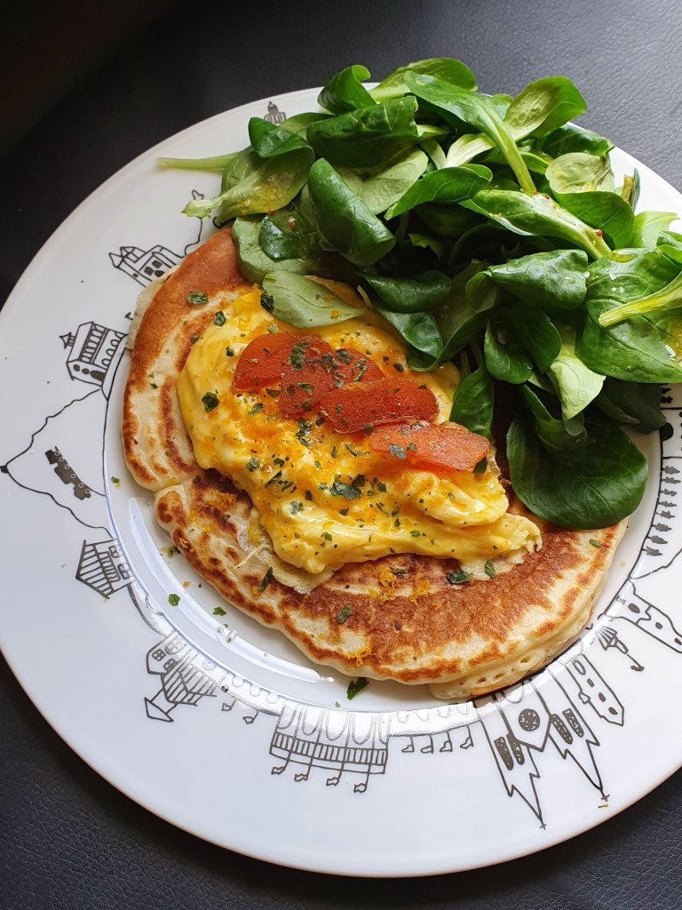 Blinis aux oeufs brouillés et poutargue