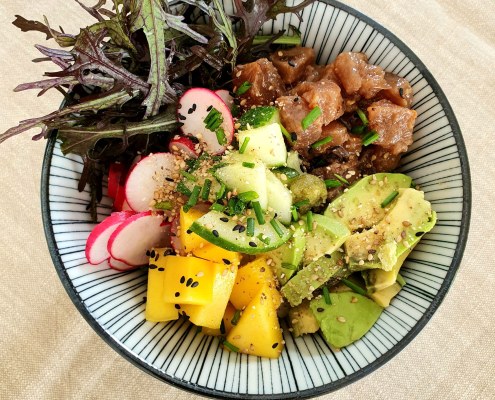 Poke-Bowl au thon, mangue et radis