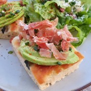 Tartines de Focaccia à l'avocat et jambon de parme