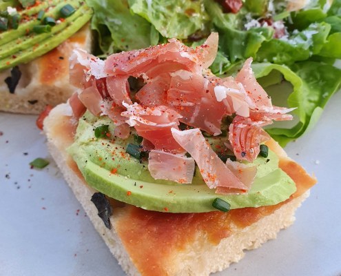 Tartines de Focaccia à l'avocat et jambon de parme