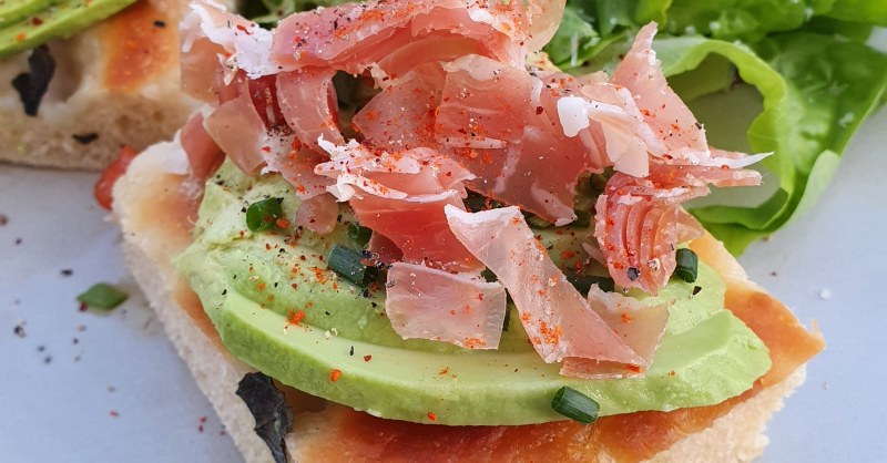 Tartines de Focaccia à l'avocat et jambon de parme