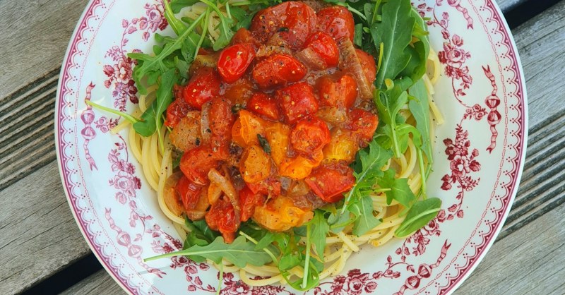 Spaghetti, sauce aux tomates cerises et roquette