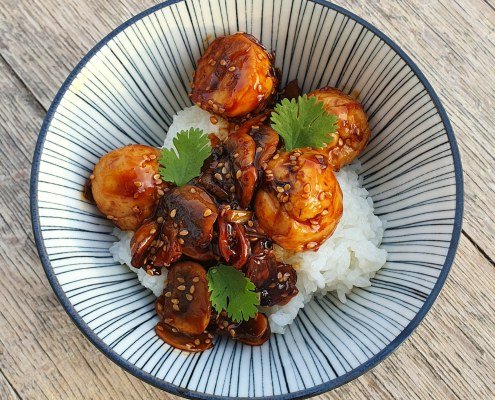 Boulettes de poulet caramélisées au sésame