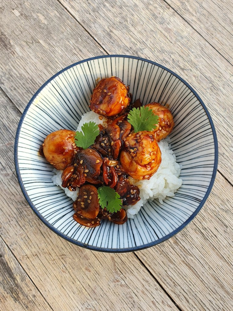 Boulettes de poulet caramélisées au sésame