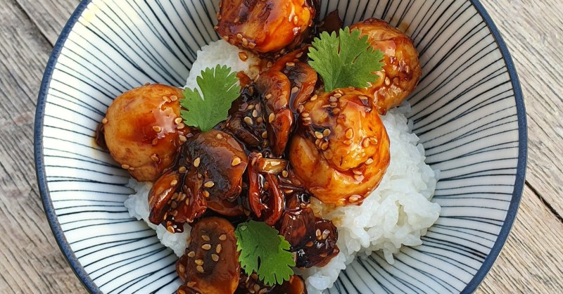 Boulettes de poulet caramélisées au sésame