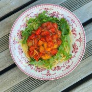 Spaghetti, sauce aux tomates cerises et roquette