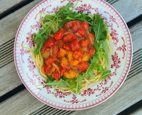 Spaghetti, sauce aux tomates cerises et roquette