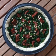 Tarte aux épinards, tomates séchées et pignons
