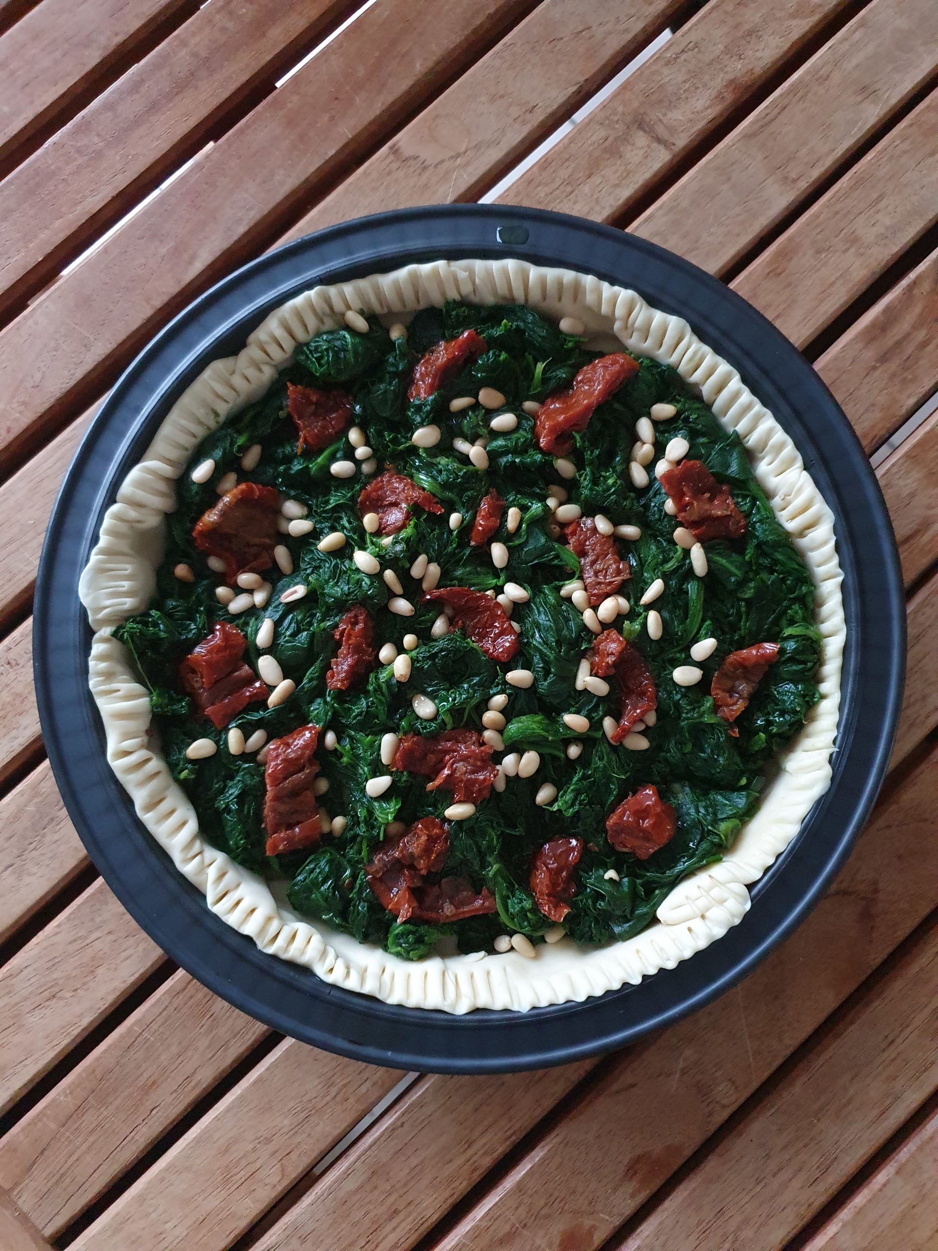 Tarte aux épinards, tomates séchées et pignons