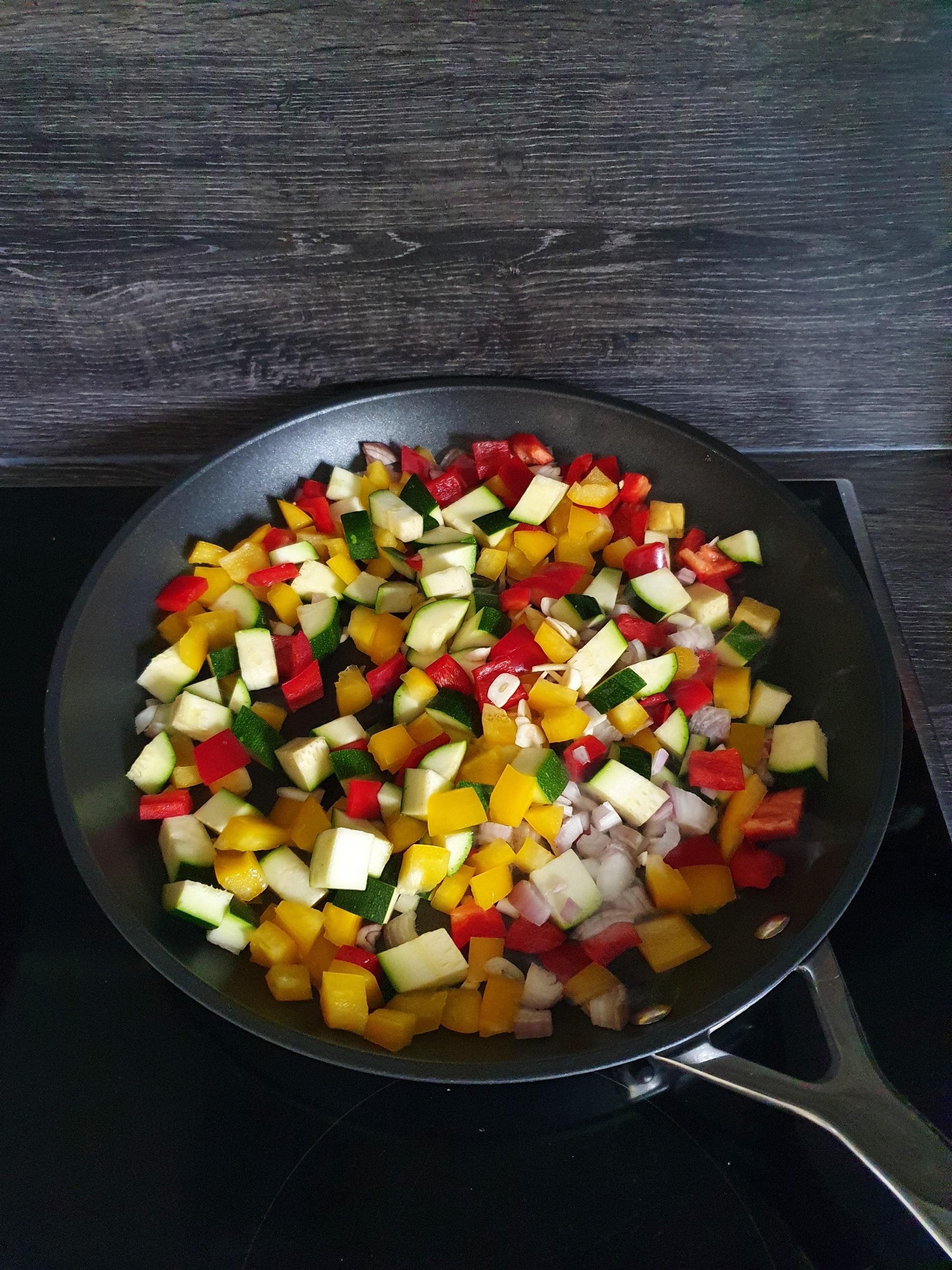 Boeuf sauté aux légumes et basilic