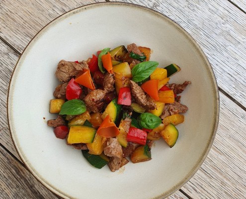 Boeuf sauté aux légumes et basilic