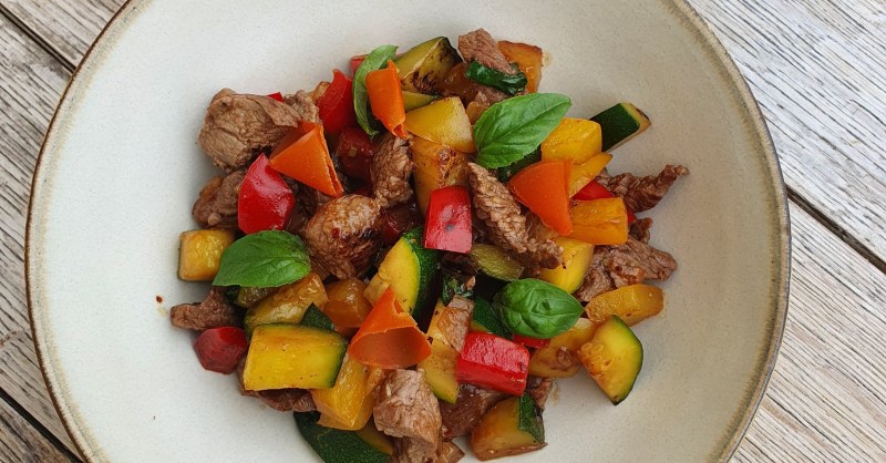 Boeuf sauté aux légumes et basilic