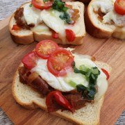 Tartines de fromage de chèvre, fondue d'oignons