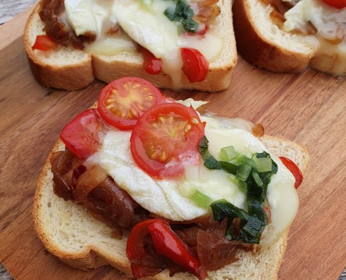 Tartines de fromage de chèvre, fondue d'oignons