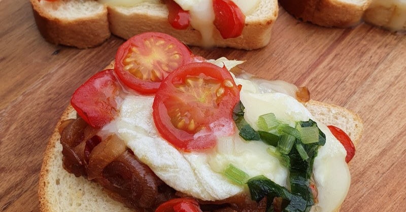 Tartines de fromage de chèvre, fondue d'oignons