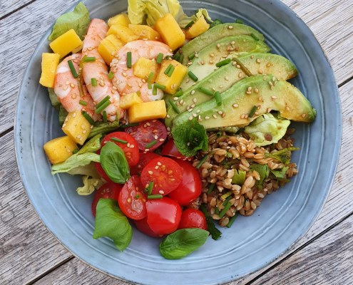 Bowl d'été aux crevettes et crudités