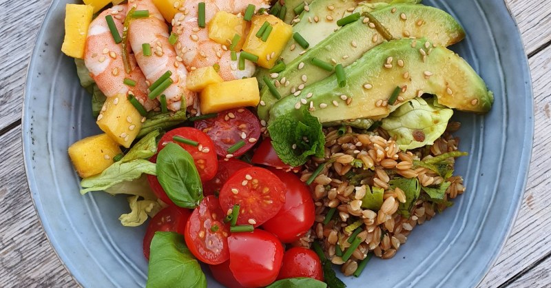 Bowl d'été aux crevettes et crudités