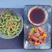 Tartare de thon à la mangue, nouilles soba au thé vert