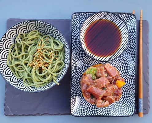 Tartare de thon à la mangue, nouilles soba au thé vert