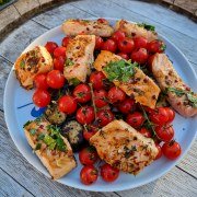 Plancha de saumon aux courgettes et tomates cerises