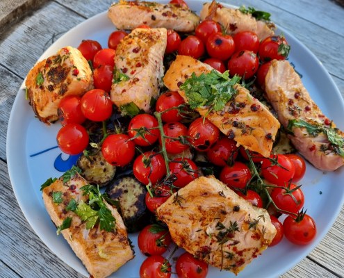 Plancha de saumon aux courgettes et tomates cerises