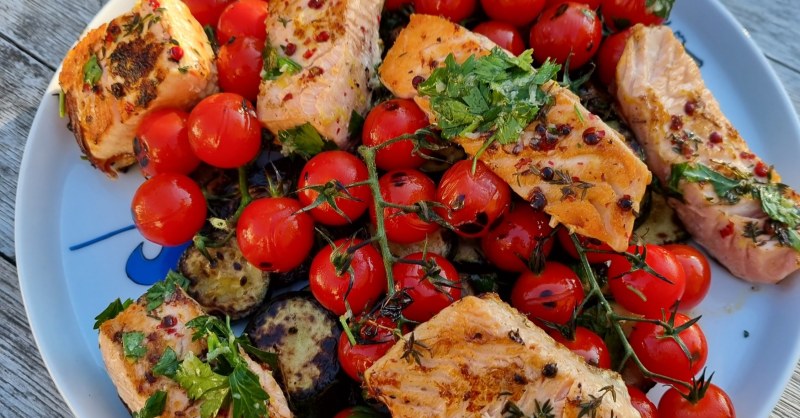 Plancha de saumon aux courgettes et tomates cerises
