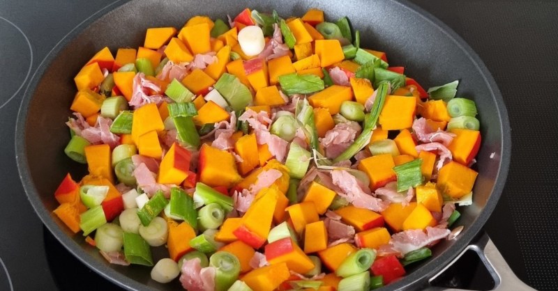 Poêlée de potimarron oignon nouveau et bacon