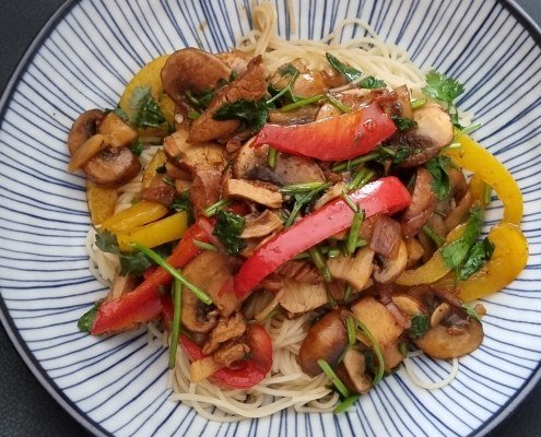 Wok de poulet aux poivrons et champignons