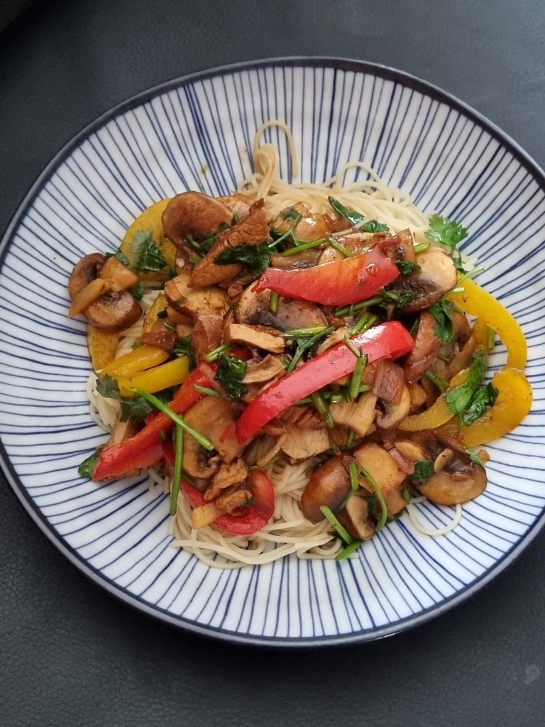 Wok de poulet aux poivrons et champignons