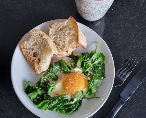 Oeufs au plat aux épinards