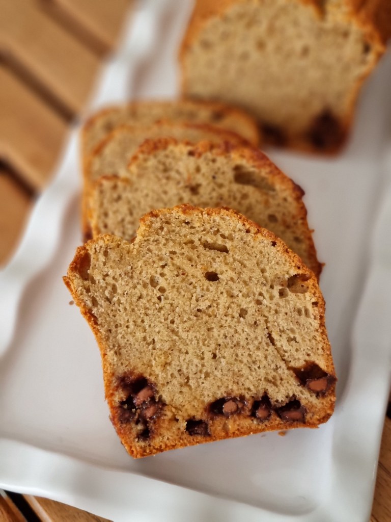 Cake purée d'amandes et pépites de chocolat