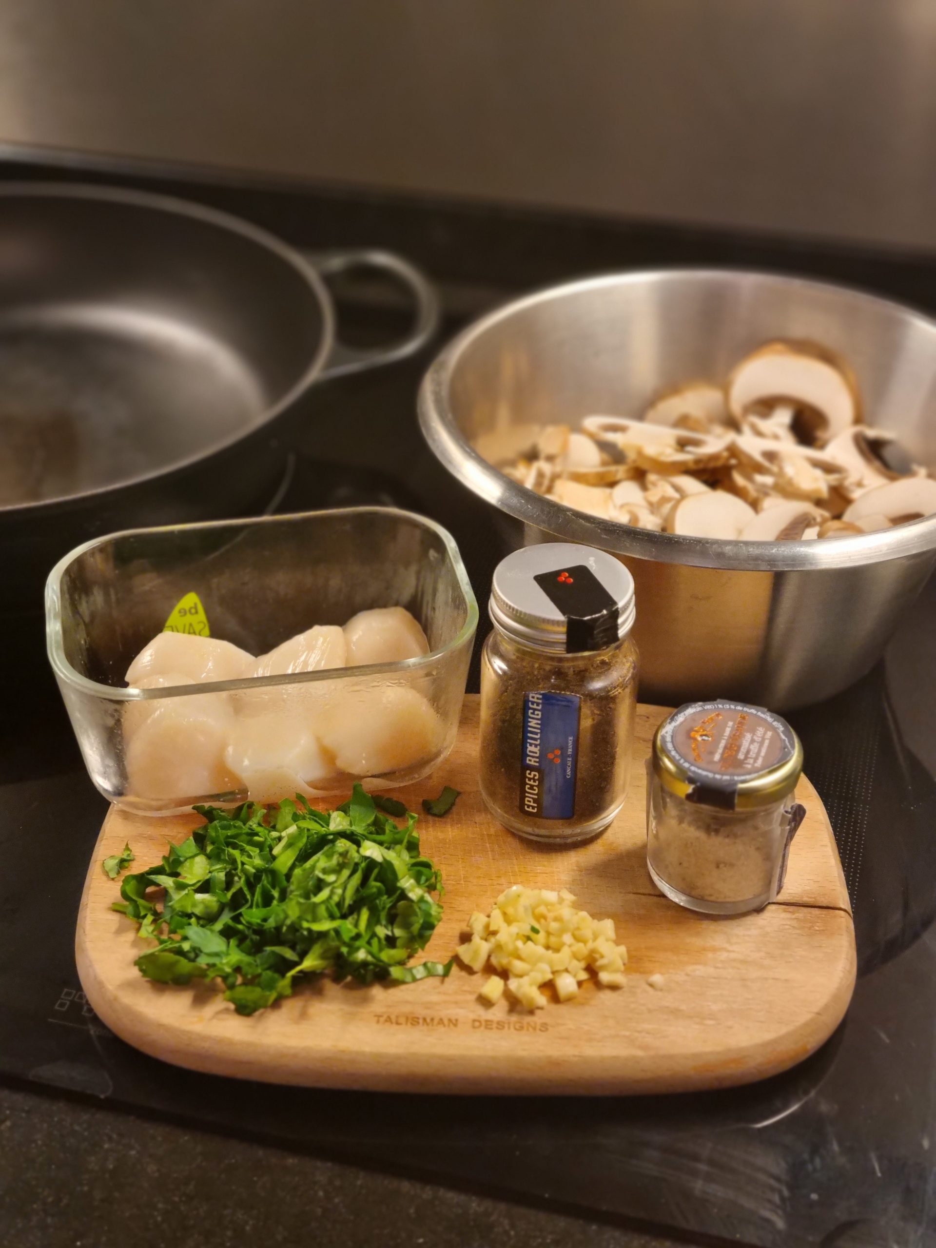 Noix de St Jacques et champignons en persillade