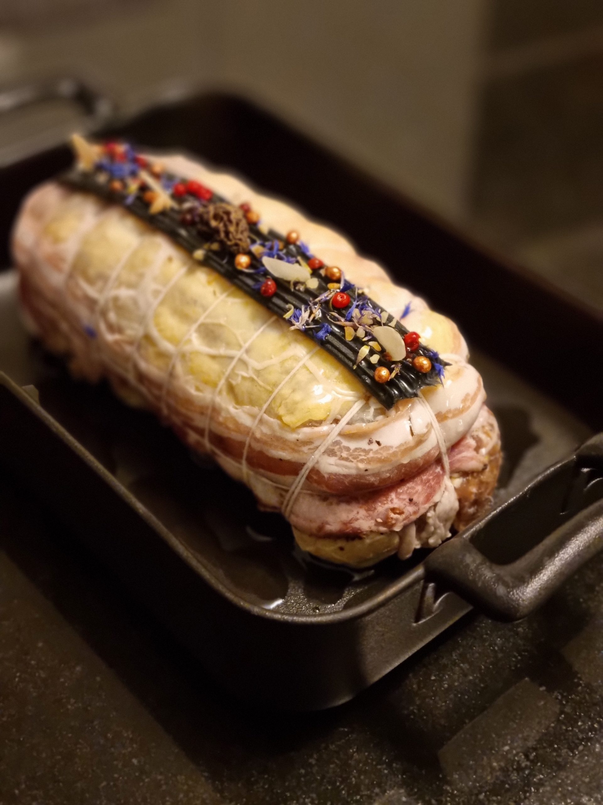 Rôti de poularde farcie, sauce aux champignons