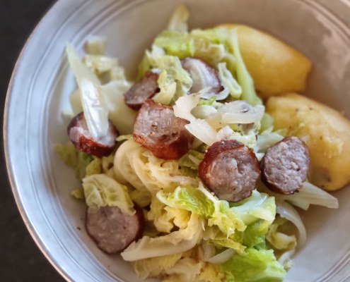 Chou vert aux saucisses fumées et aux pommes de terre