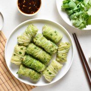 Paupiettes de chou chinois comme des raviolis asiatiques