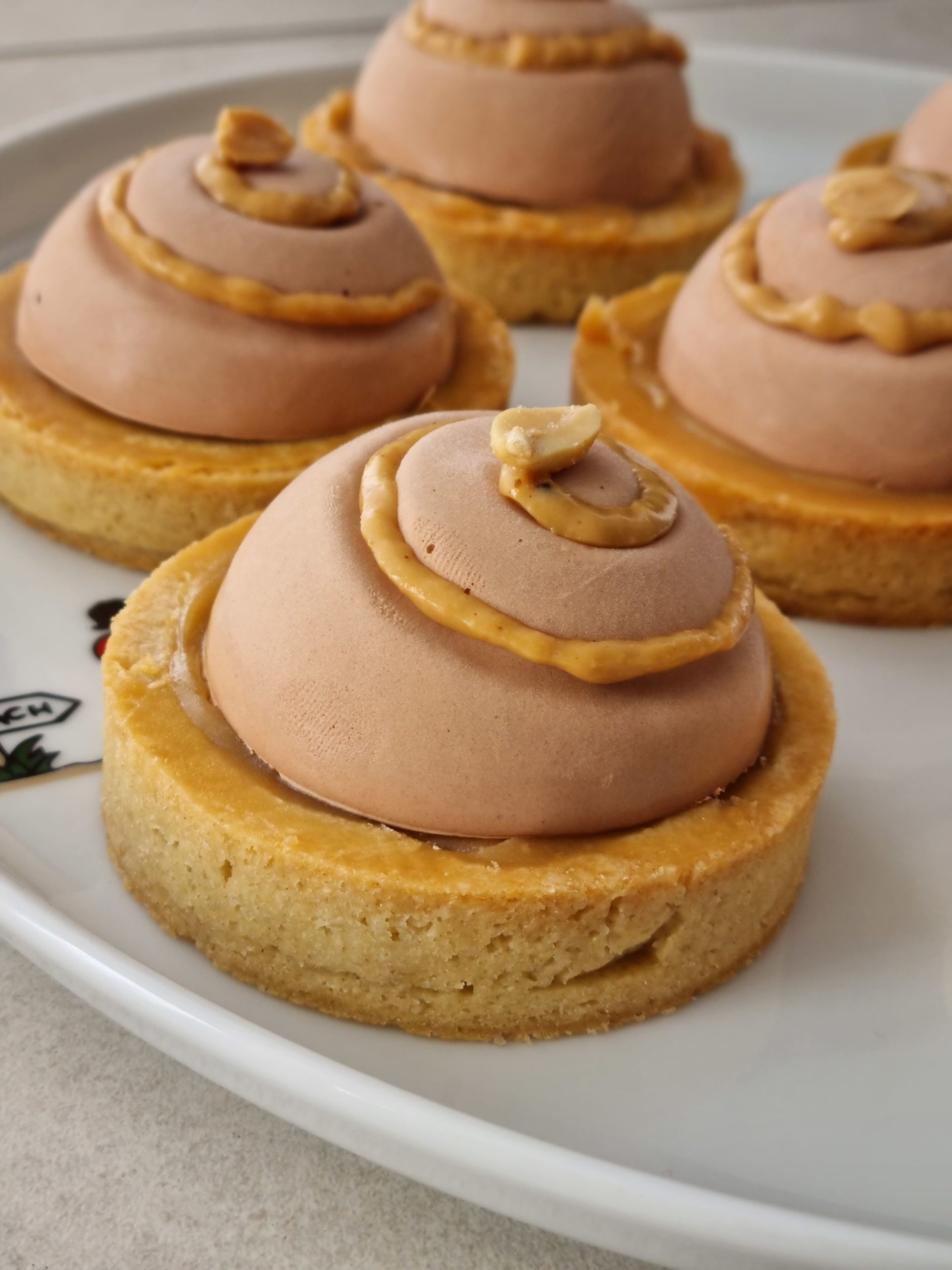 Tartelettes chocolat, caramel beurre salé et cacahuète