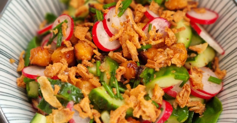 Salade de pois chiches rotis au miso et beurre de cacahuète