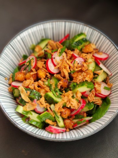 Salade de pois chiches rôtis au miso et beurre de cacahuète