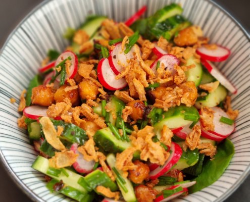 Salade de pois chiches rotis au miso et beurre de cacahuète
