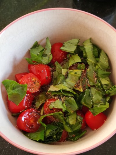 tomates cerises huile d'olive et basi